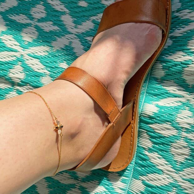 Enamel Bee Anklet With Peach Daisy