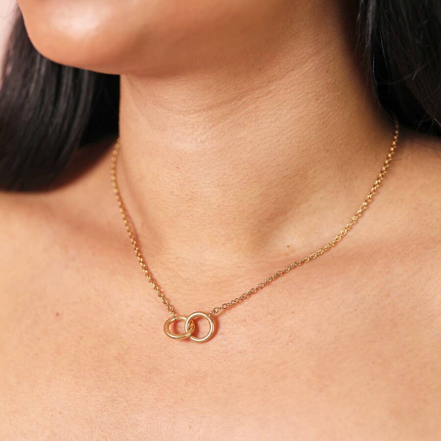 Stainless Steel Interlocking Circles Necklace in Gold